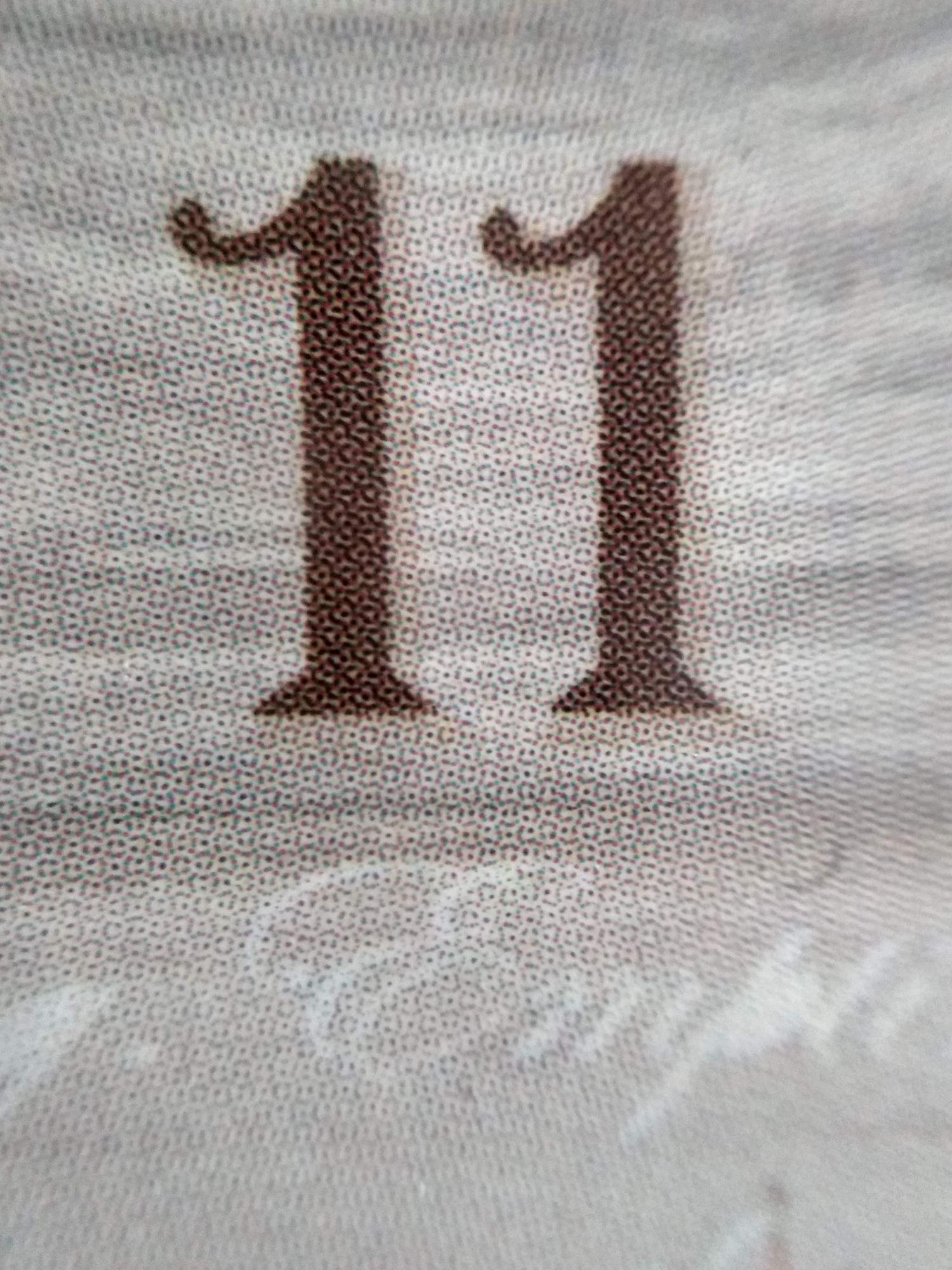 Detailaufnahme gestickter Initialen auf Baumwolle